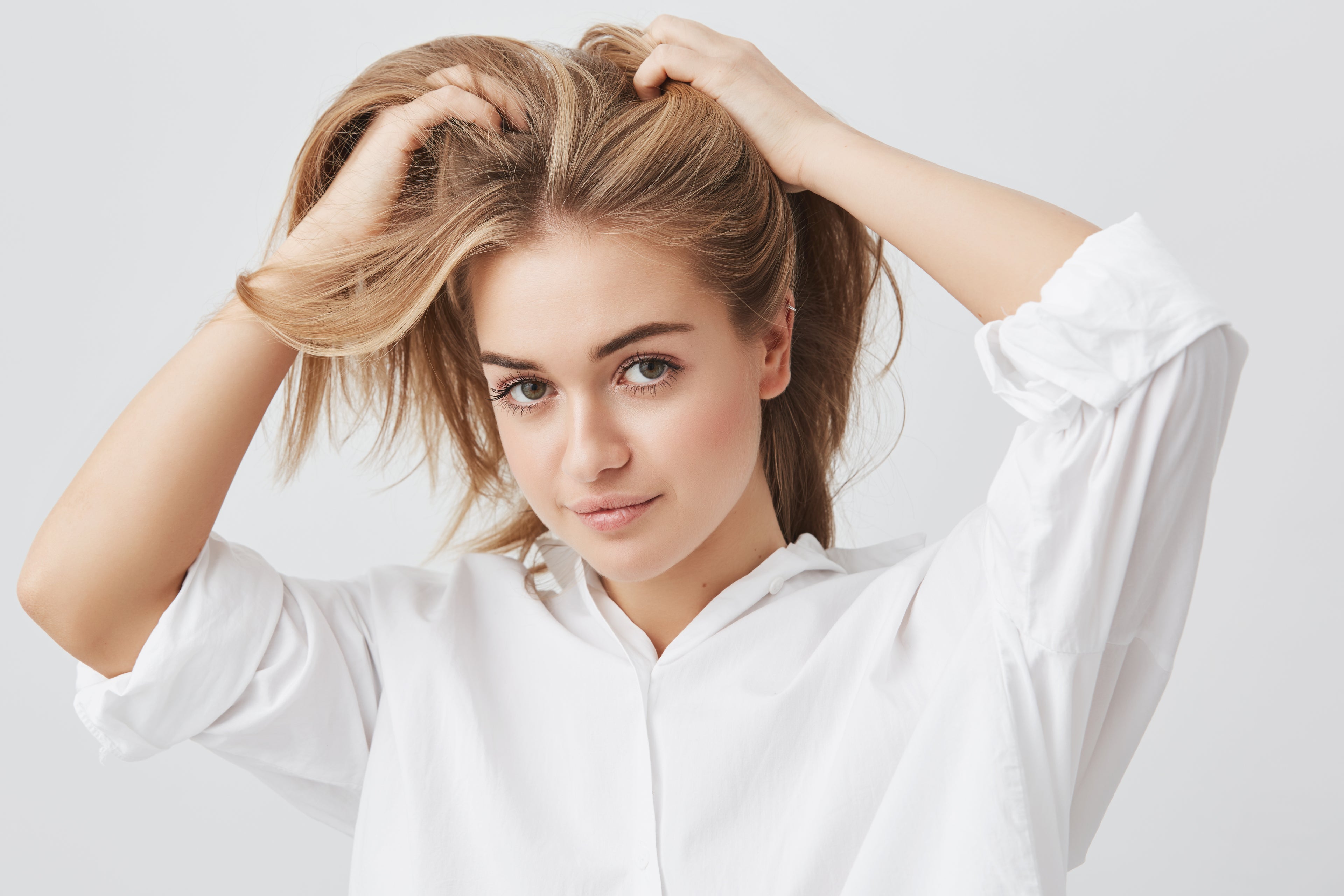 https://de.freepik.com/fotos-kostenlos/erfreute-huebsche-frau-mit-hellem-haar-dunklen-augen-und-gesunder-haut-gekleidet-in-weissem-hemd-haendchen-haltend-im-haar-waehrend-sie-gegen-graue-betonwand-posiert-menschen-und-schoenheitskonzept_8921208.htm#fromView=search&page=1&position=3&uuid=74f95b99-f80f-455e-b153-8ffc17844031&query=kopfhaut