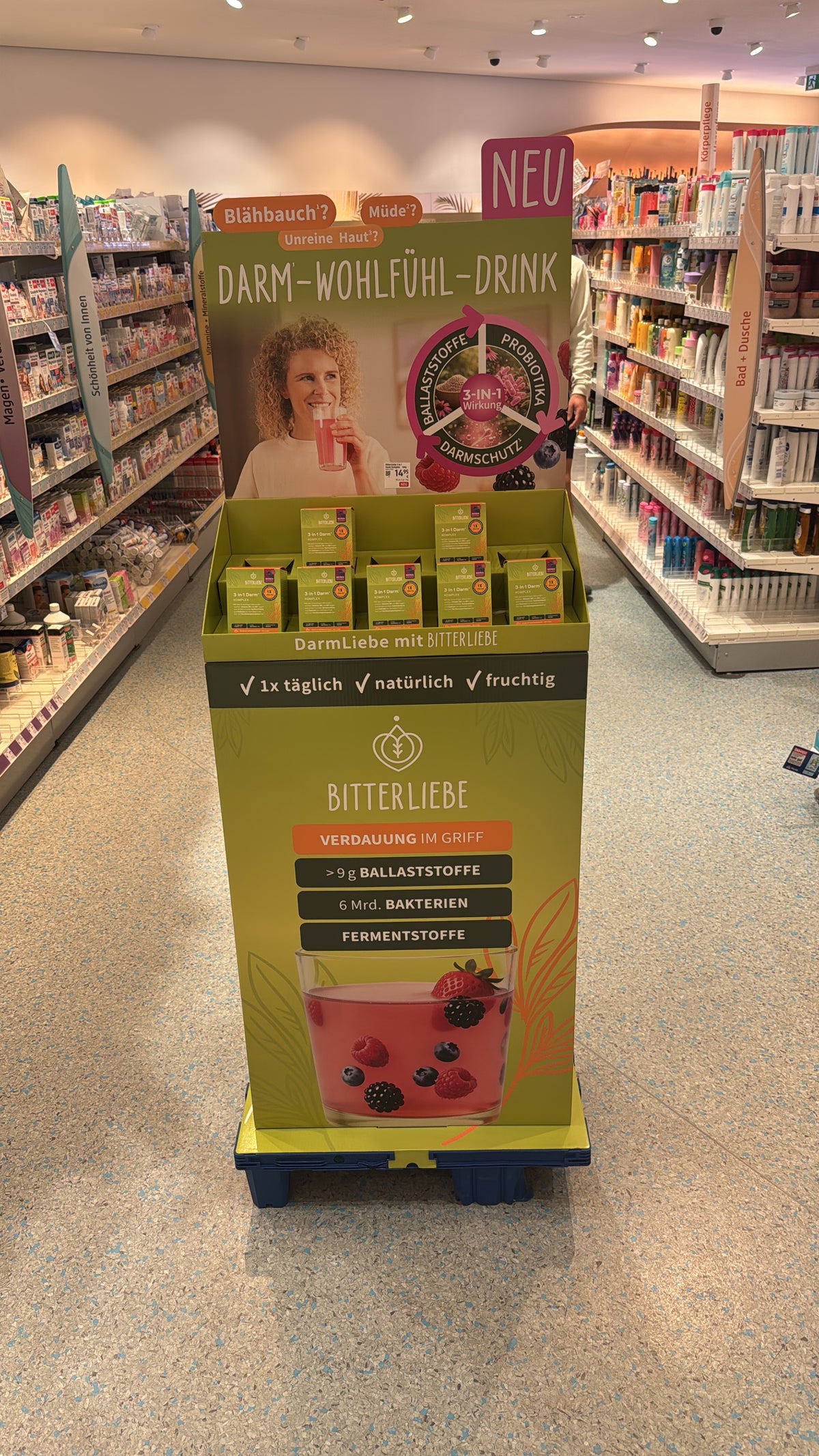 Aufsteller mit dem BitterLiebe 3-in-1 Darm Komplex in einer dm-Filiale