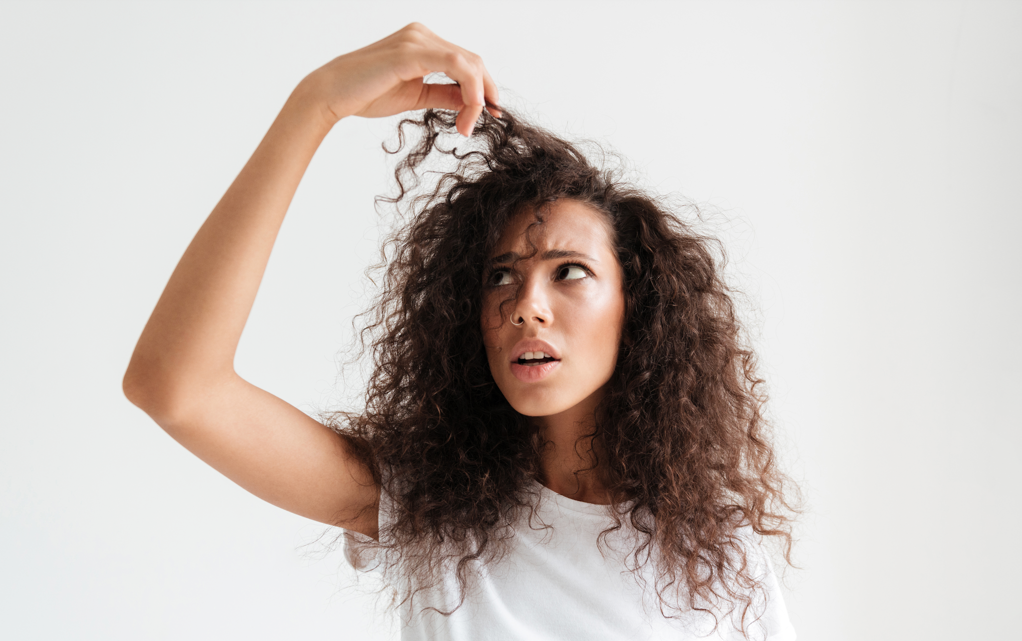 <a href="https://de.freepik.com/fotos-kostenlos/portraet-einer-verwirrten-jungen-frau-die-ihre-haare-betrachtet_7572928.htm">Bild von drobotdean auf Freepik</a>