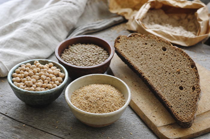 Hülsenfrüchte, Weizenkeime und Vollkornbrot