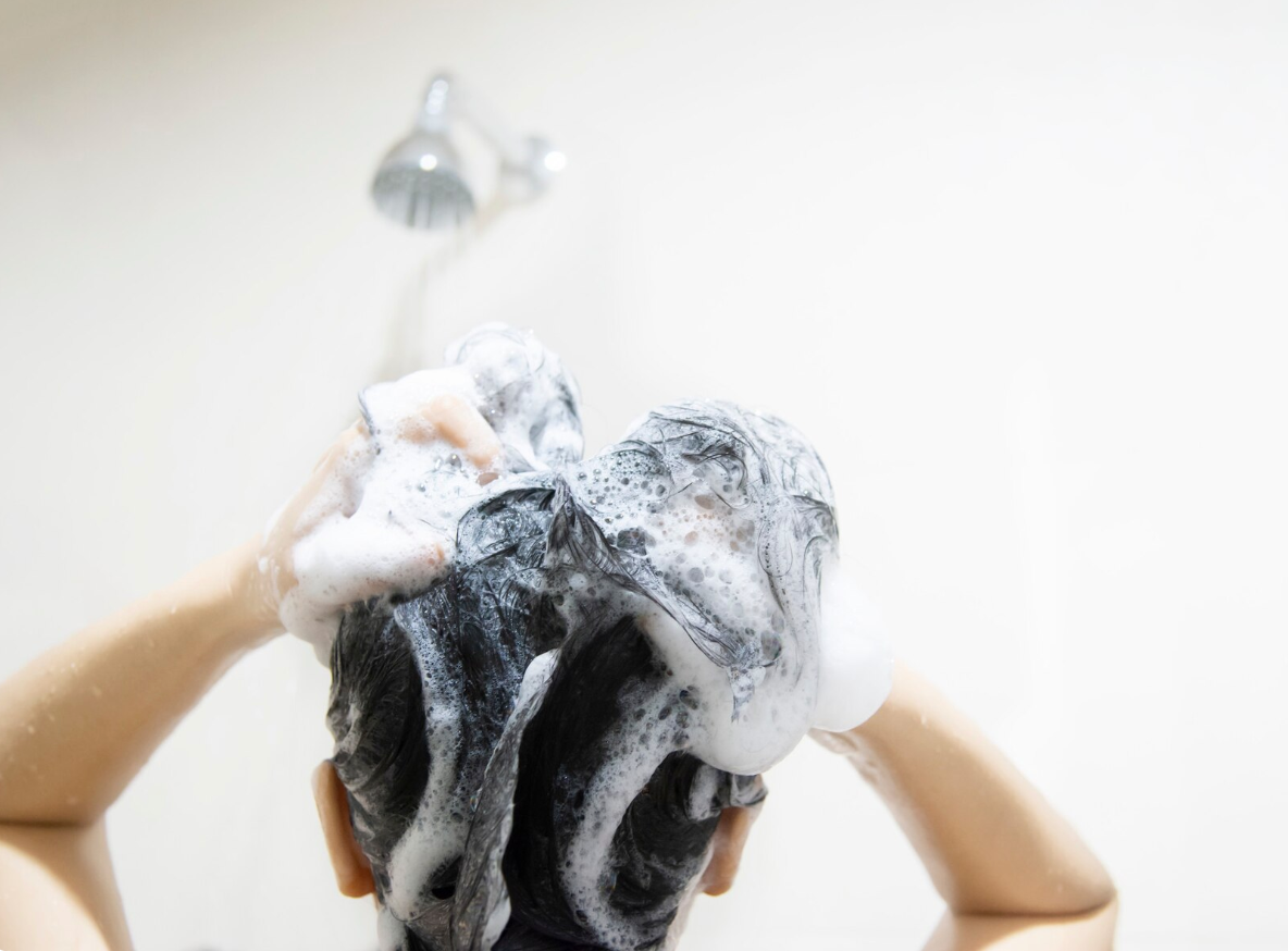 <a href="https://de.freepik.com/fotos-kostenlos/dame-die-shampoo-waesche-verwendet-saeubert-ihr-haar-in-einem-badezimmer-mit-spritzendusche-spraywasser_3806146.htm">Bild von jcomp auf Freepik</a>