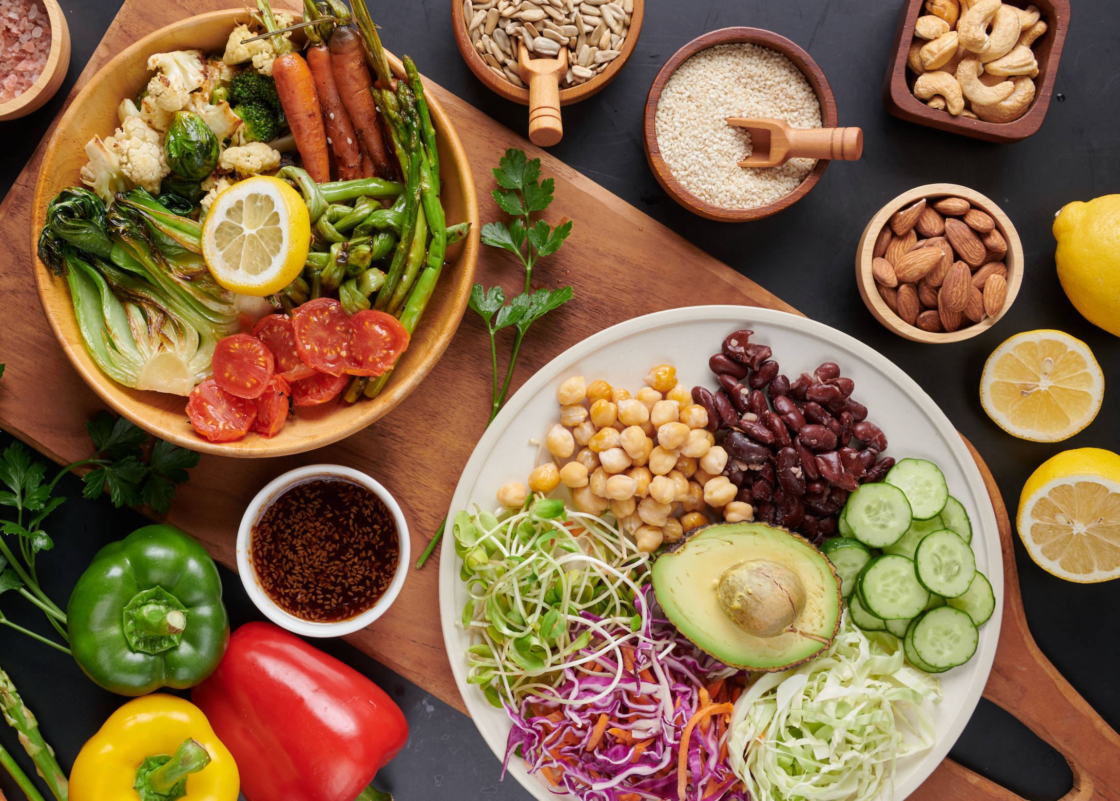 <a href="https://de.freepik.com/fotos-kostenlos/buddha-schuessel-schuessel-mit-gemuese-und-huelsenfruechten-draufsicht_13807905.htm">Bild von jcomp auf Freepik</a>