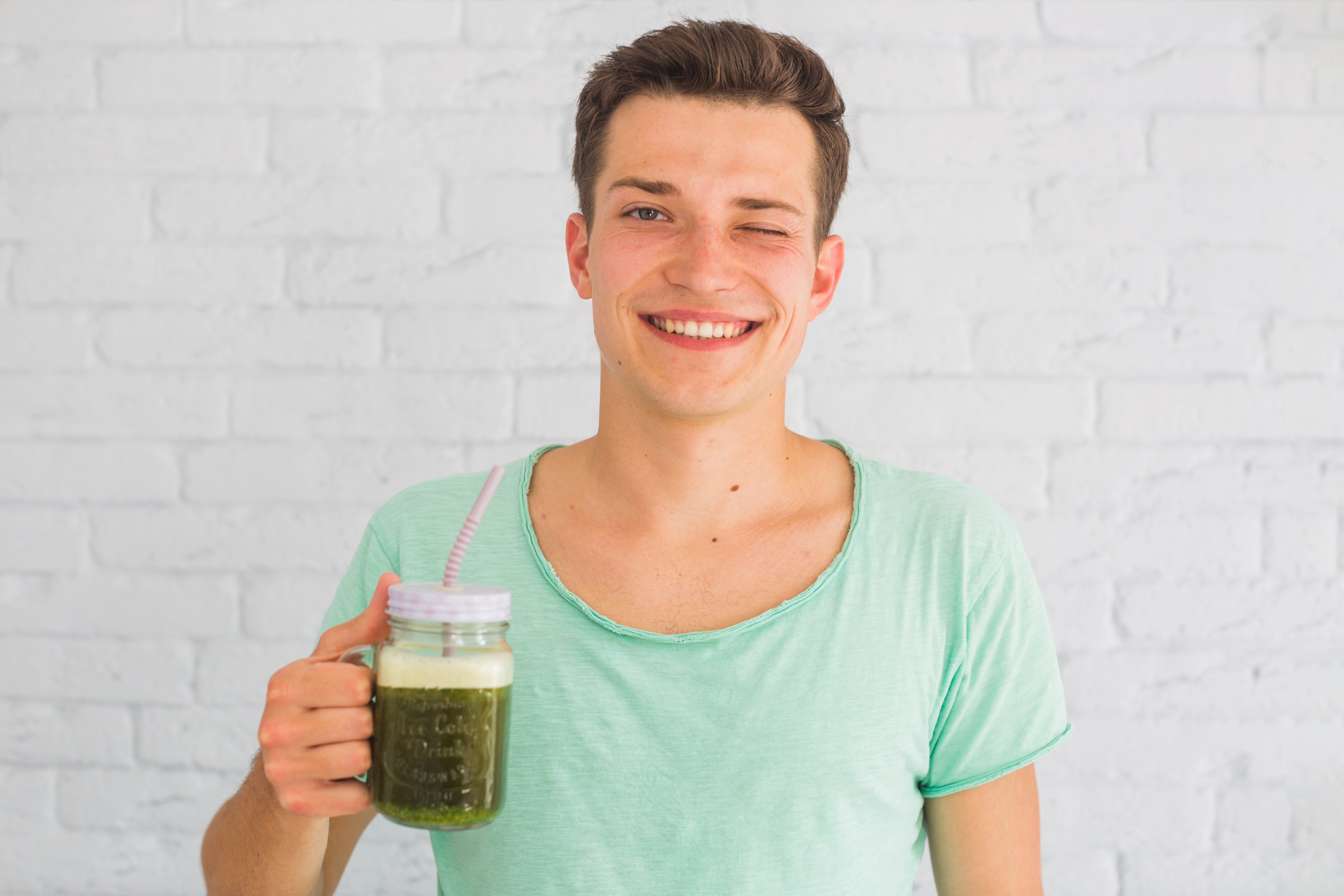 <a href="https://de.freepik.com/fotos-kostenlos/gluecklicher-mann-der-gemischte-gruene-smoothies-im-glasblinzeln-haelt_2640026.htm">Bild von freepik</a>