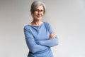 <a href="https://de.freepik.com/fotos-kostenlos/portraet-einer-aelteren-frau-hautnah_21081258.htm">Bild von freepik</a>
