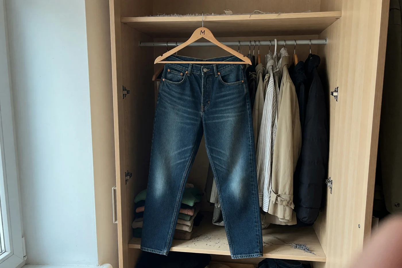 Die dunkelblaue Hochbund-Jeans.