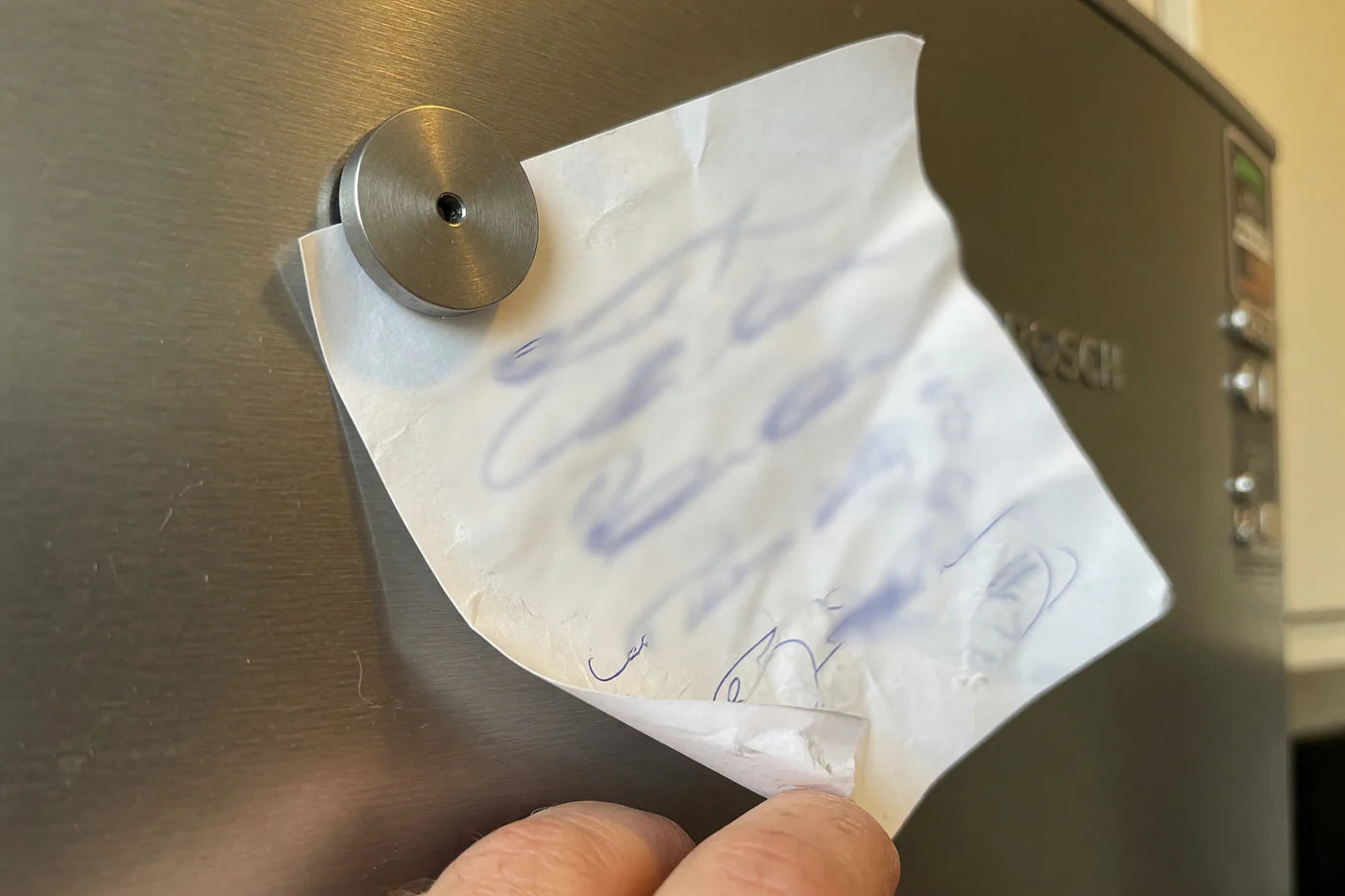 Der Zettel am Kühlschrank.