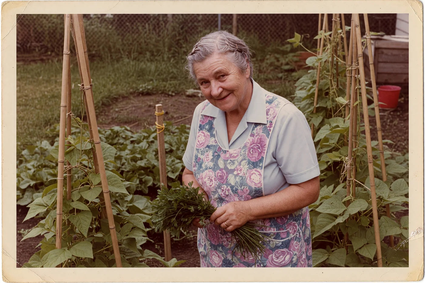 Ihre Großmutter, 87, in ihrem Garten.